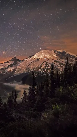 雷尼尔山上空的银河星系，美国华盛顿州