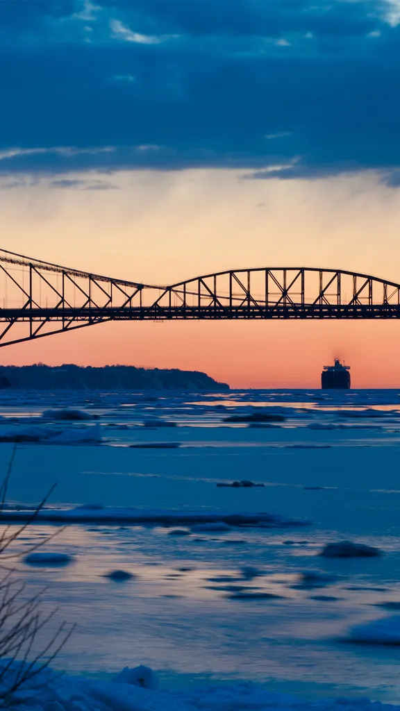 柔らかい日差しを浴びる巨大な橋