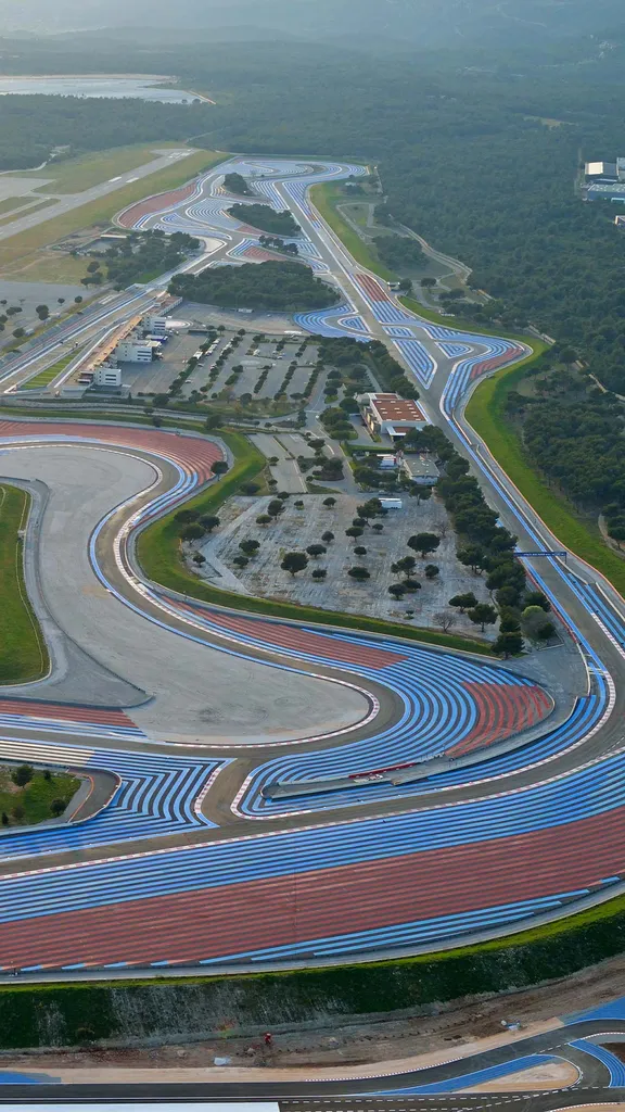 Place &agrave; 24 heures de l&eacute;gende
