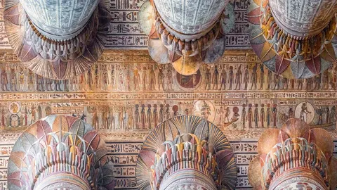 古代神殿の壮麗な内部空間