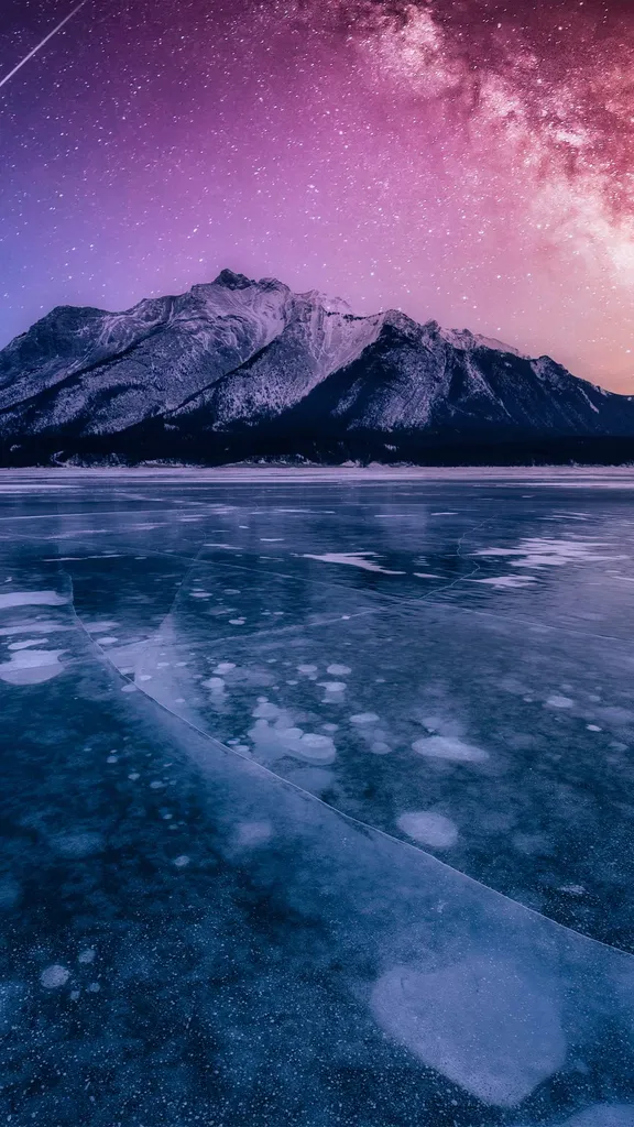 色鮮やかな空の下に広がる凍った湖