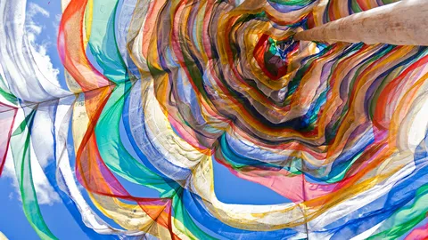 Gebetsfahnen und antike Weisheiten von Schamanen