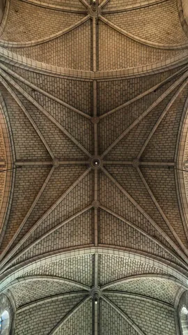 歴史ある聖堂のアーチ