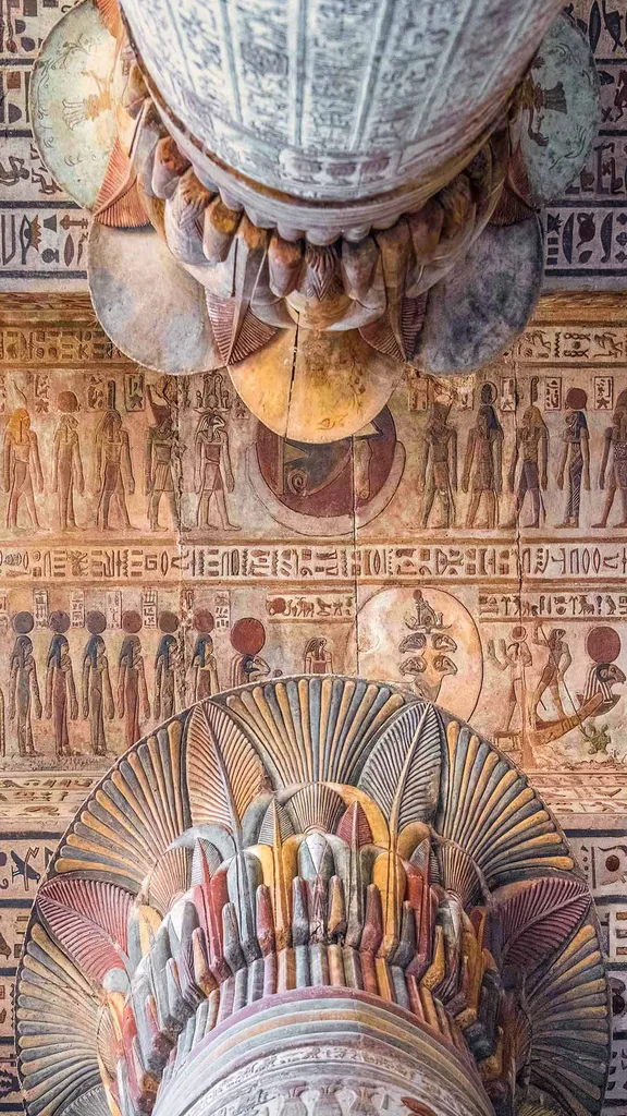 古代神殿の壮麗な内部空間