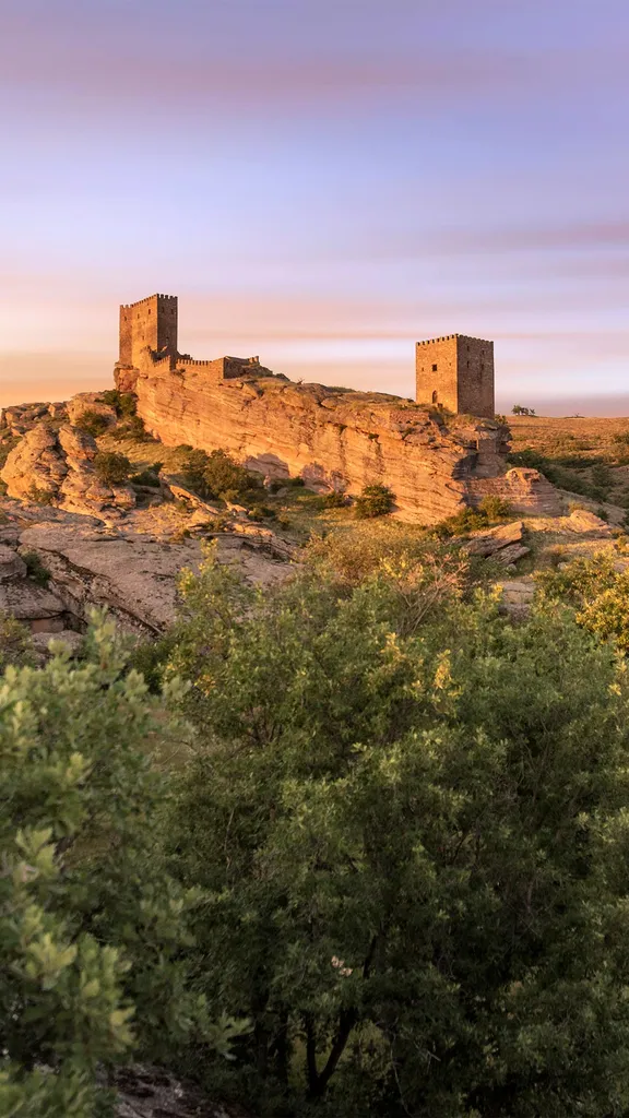 岩山の上に建つ難攻不落の城
