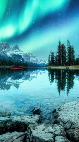 オーロラの光に照らされる湖