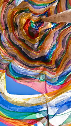 Gebetsfahnen und antike Weisheiten von Schamanen