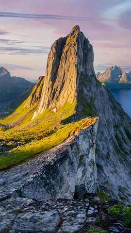 海面から切り立った岩峰