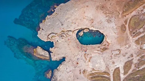 鸟瞰罗卡附近的Grotta della Poesia，意大利莱切