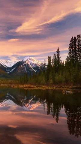湖に映る雄大な山