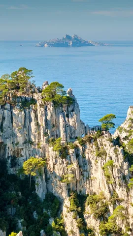 从昂沃峡湾眺望里欧岛，法国马赛