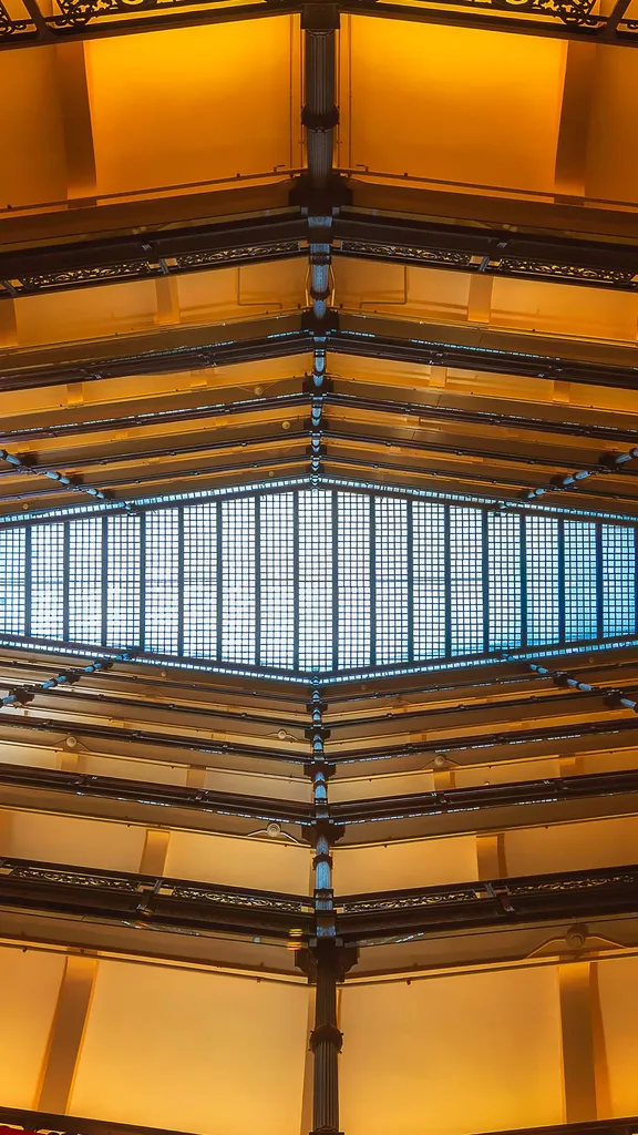 高く伸びる歴史的建築のアトリウム