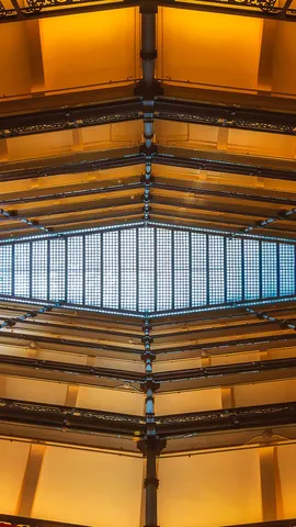 高く伸びる歴史的建築のアトリウム