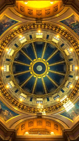 支柱なしの壮麗なドーム